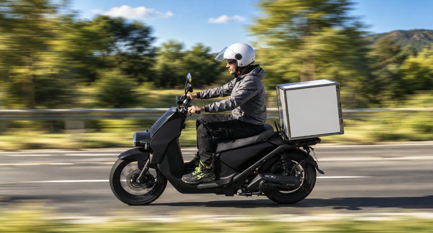 Livreur en scooter avec un top case