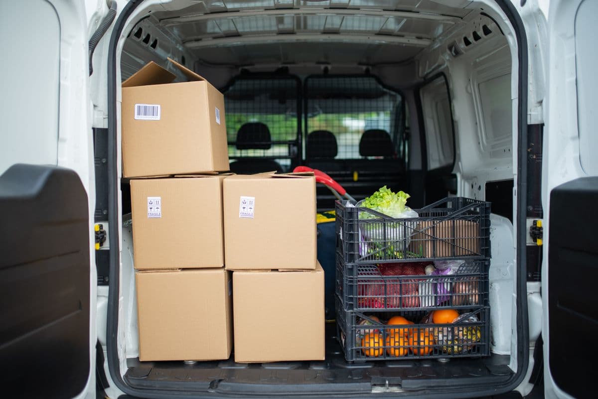 Caisses de fruits et légumes dans un utilitaire