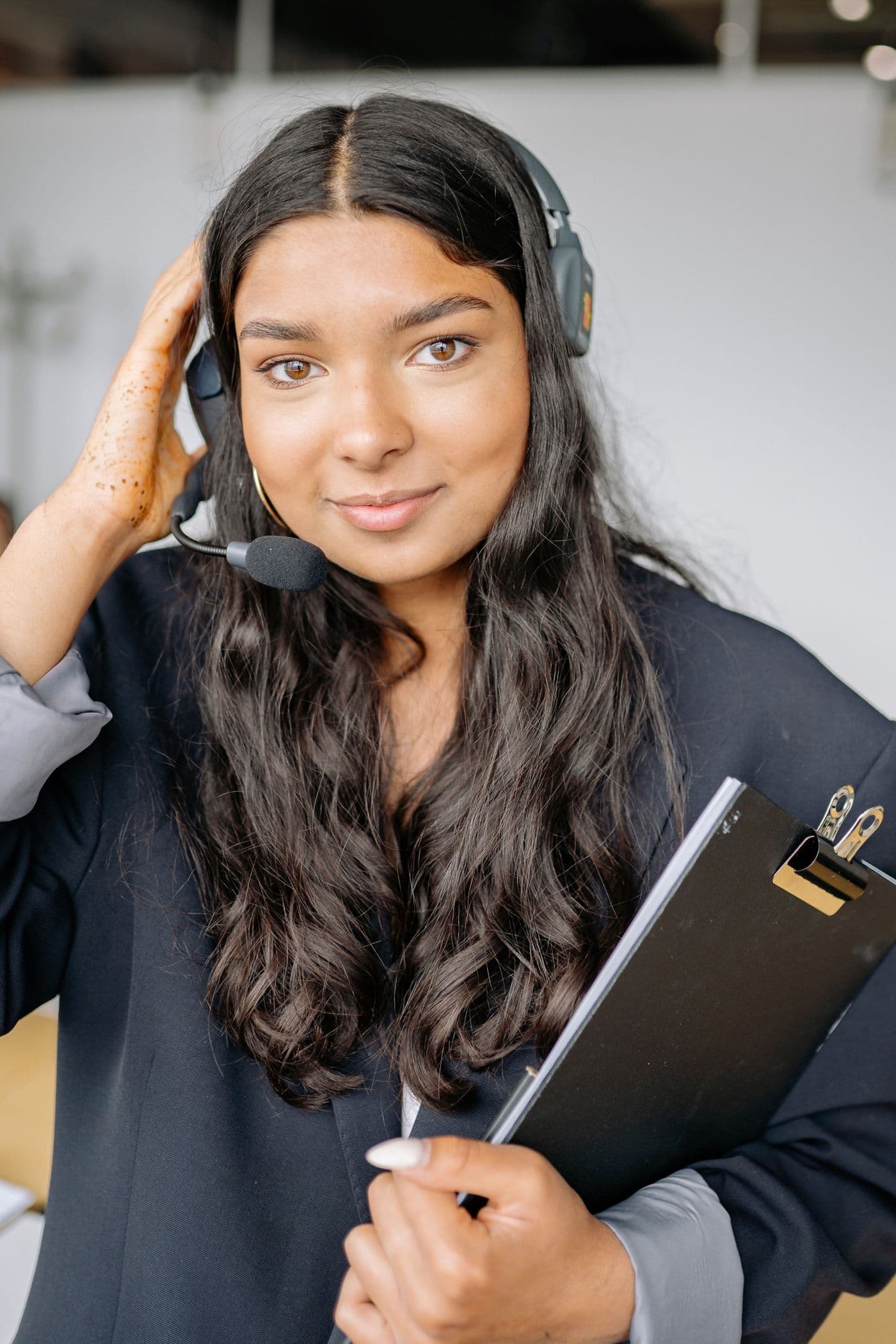 Conseillère du service client avec son casque micro