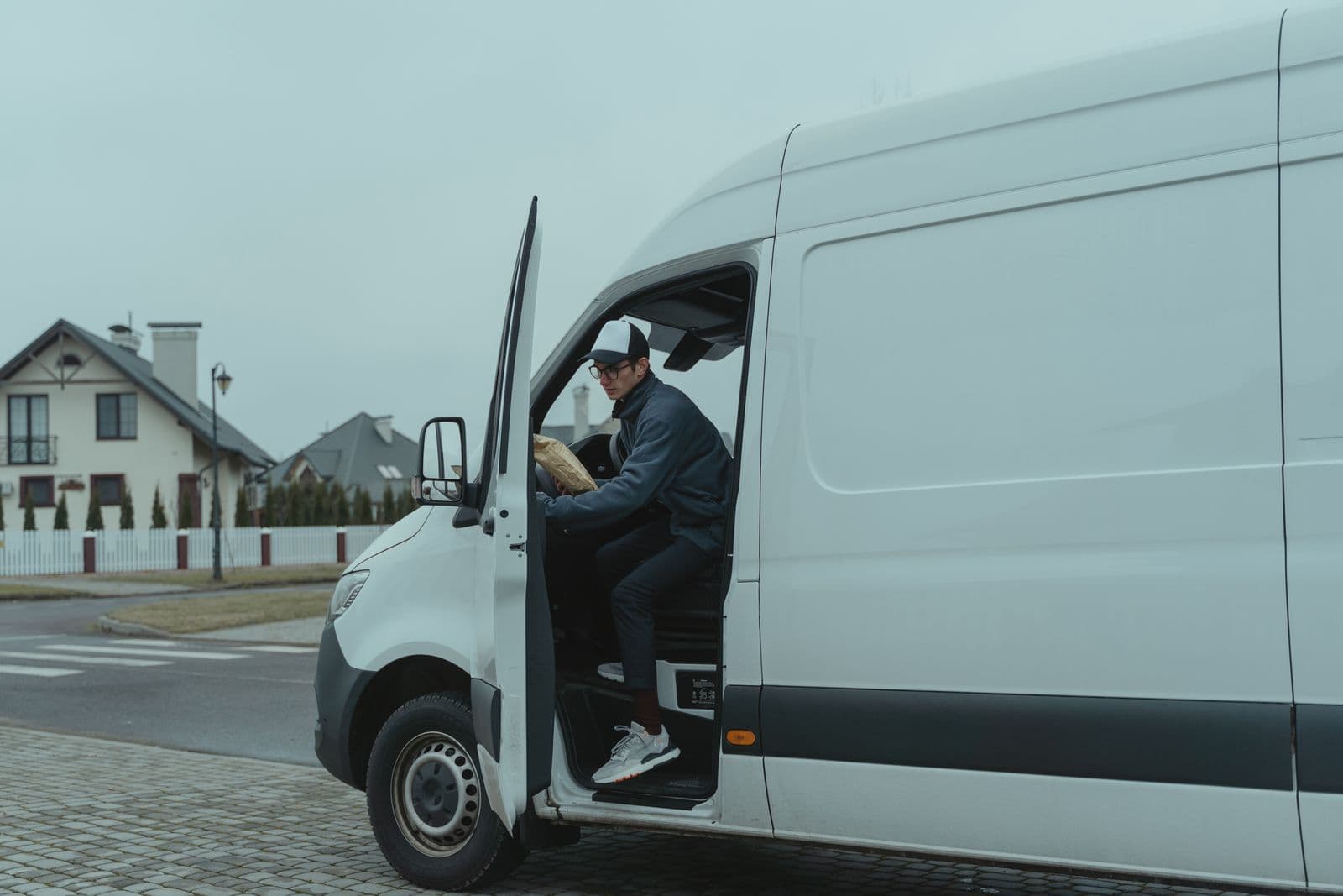 Chauffeur descendant de son utilitaire